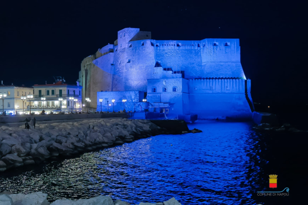 Castel Dell'Ovo illuminato d'azzurro