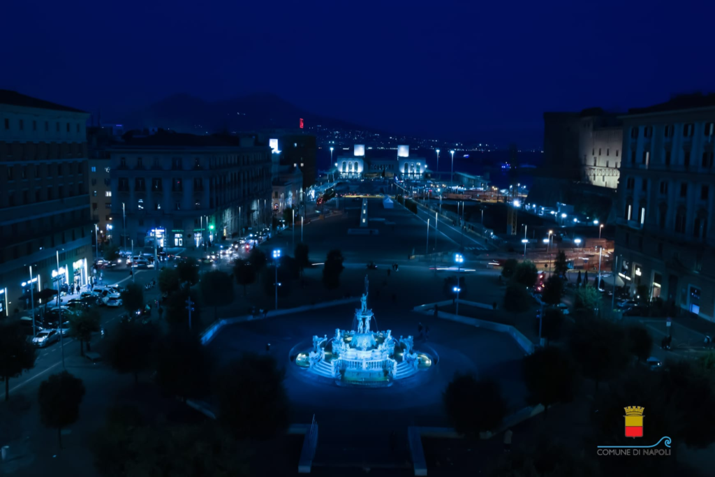 Panorama Piazza Municipio a Napoli illuminata d'azzurro