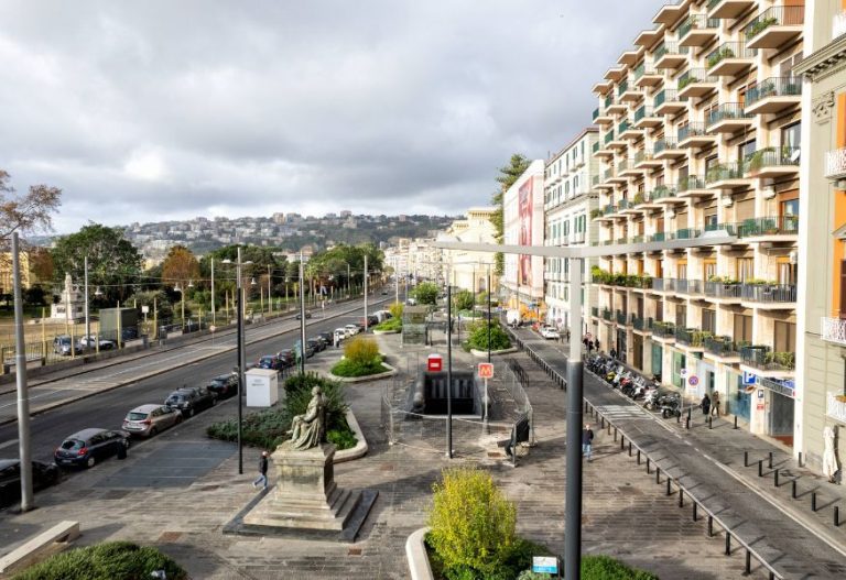 via chiaia san pasquale stazione metro napoli 1 768x527