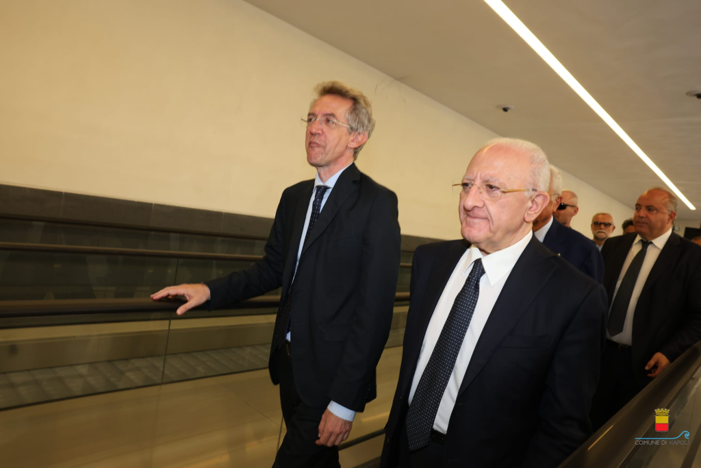Sindaco di Napoli (a sinistra) Gaetano Manfredi percorre con il Presidente della Regione Campania, Vincenzo De Luca, il tappeto mobile del sottopasso